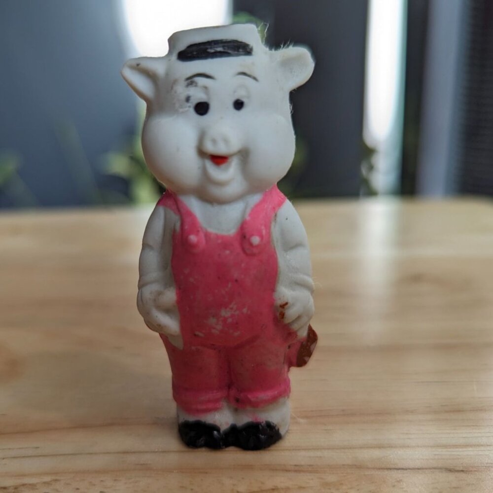 1930's Three Little Pigs story white Bisque piggy pink overalls 3 inch figurine‎